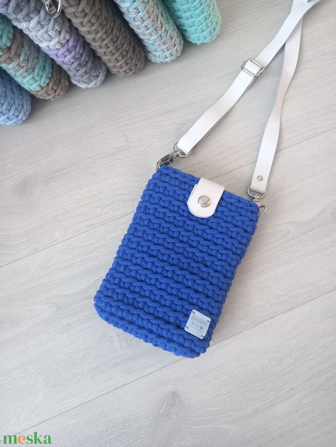 Királykék/Fehér horgolt mobil-táska - bőr táskapánttal - táska & tok - kézitáska & válltáska - vállon átvethető táska - Meska.hu