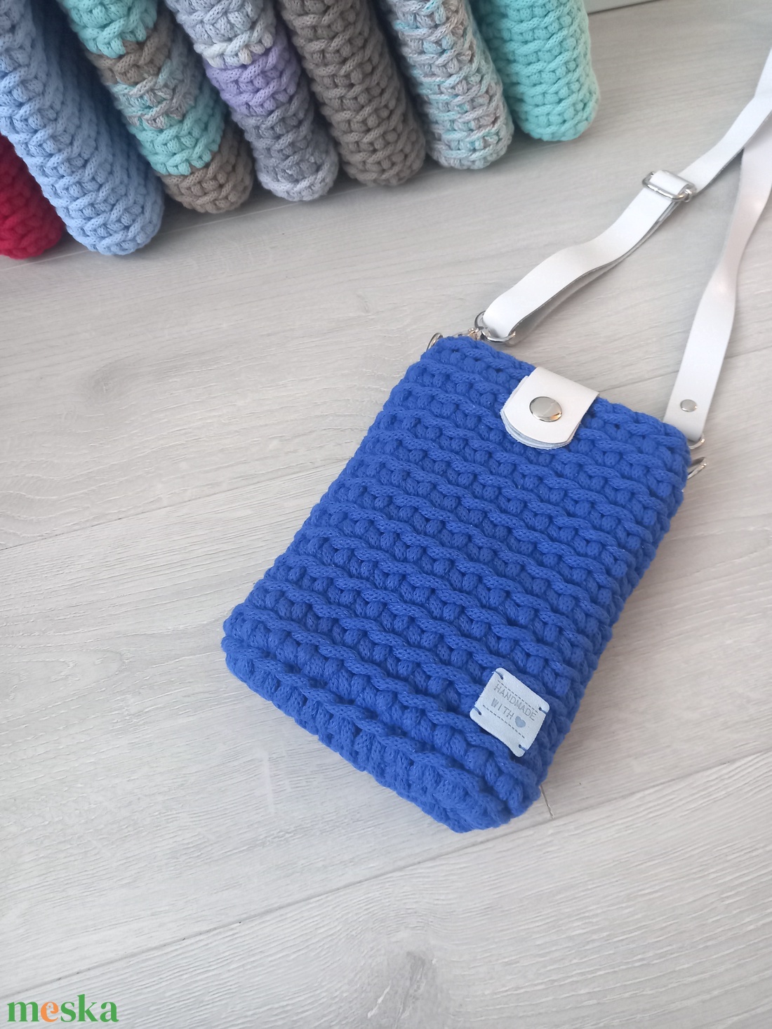 Királykék/Fehér horgolt mobil-táska - bőr táskapánttal - táska & tok - kézitáska & válltáska - vállon átvethető táska - Meska.hu