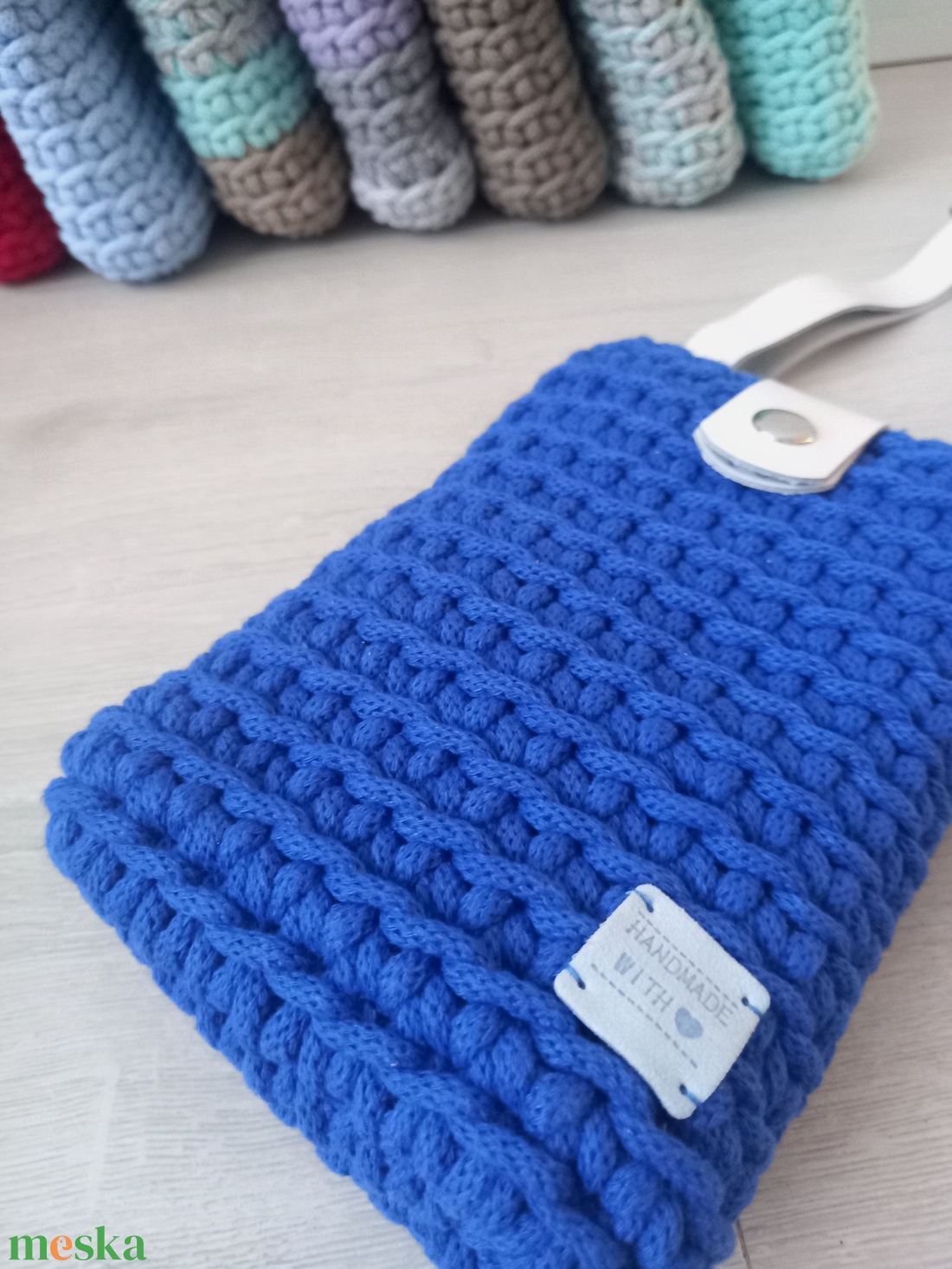 Királykék/Fehér horgolt mobil-táska - bőr táskapánttal - táska & tok - kézitáska & válltáska - vállon átvethető táska - Meska.hu