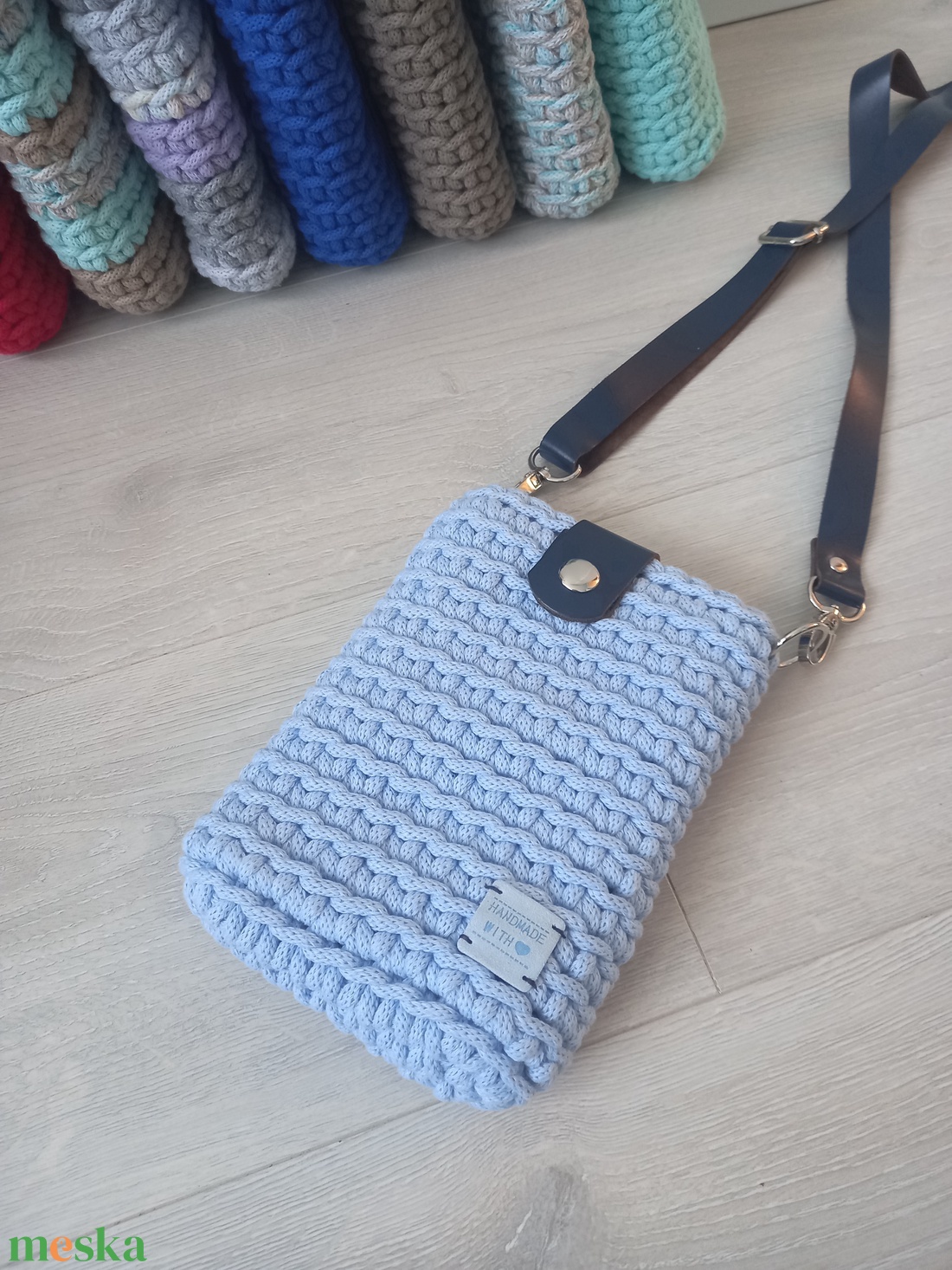 Világoskék/Sötétkék horgolt mobil-táska - bőr táskapánttal - táska & tok - kézitáska & válltáska - vállon átvethető táska - Meska.hu