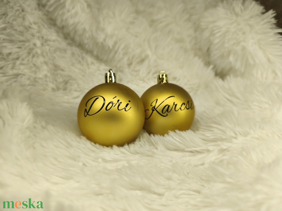 Karácsonyfagömb névvel matt arany - karácsony - karácsonyi lakásdekoráció - karácsonyfadíszek - Meska.hu