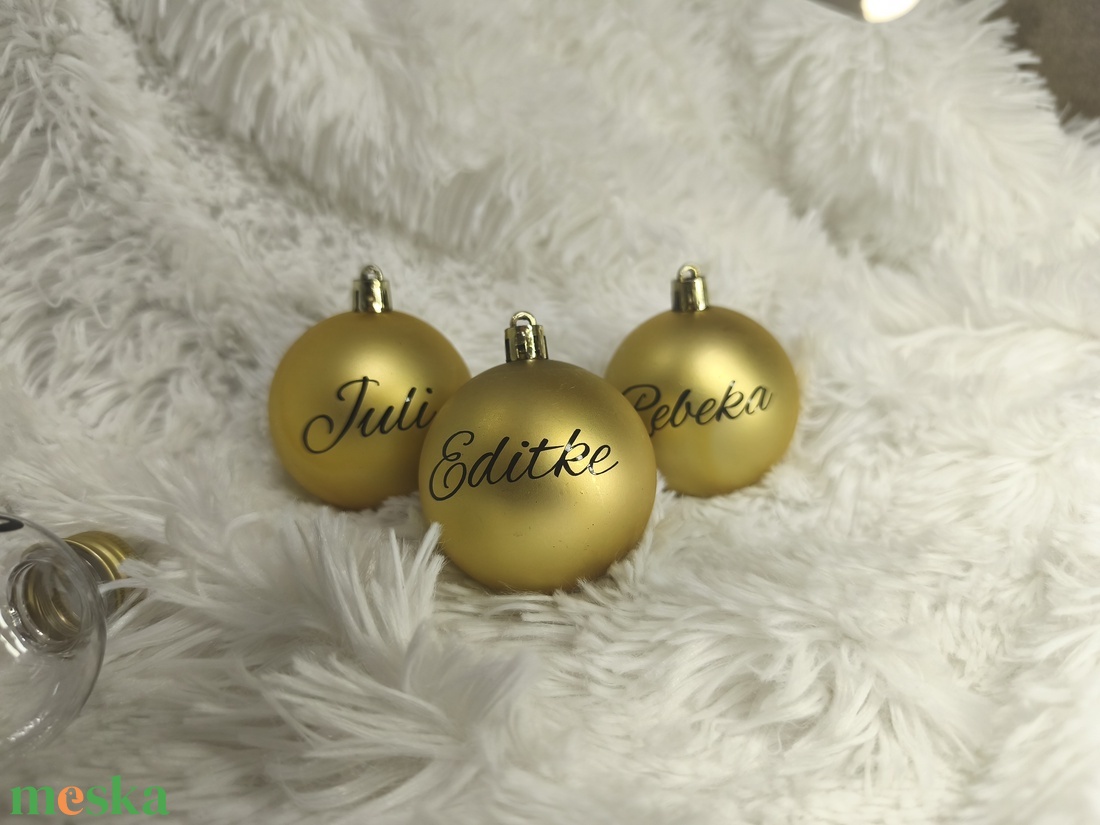 Karácsonyfagömb névvel matt arany - karácsony - karácsonyi lakásdekoráció - karácsonyfadíszek - Meska.hu