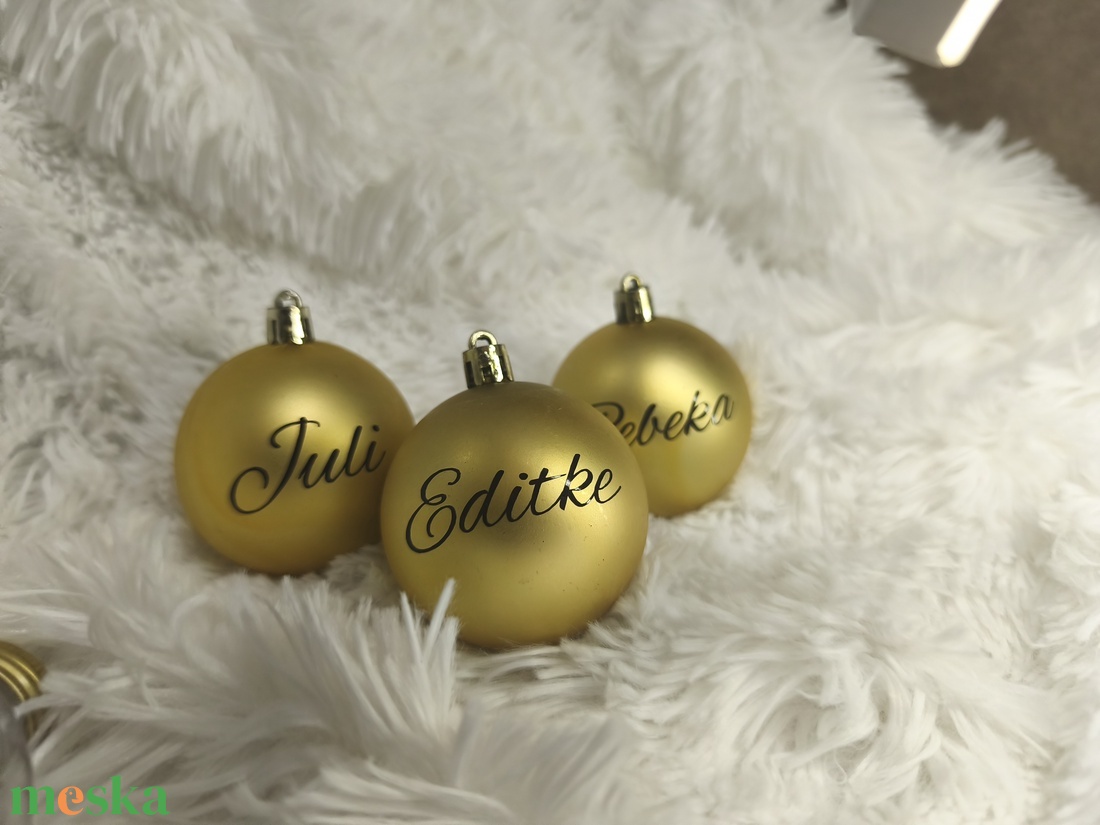 Karácsonyfagömb névvel matt arany - karácsony - karácsonyi lakásdekoráció - karácsonyfadíszek - Meska.hu