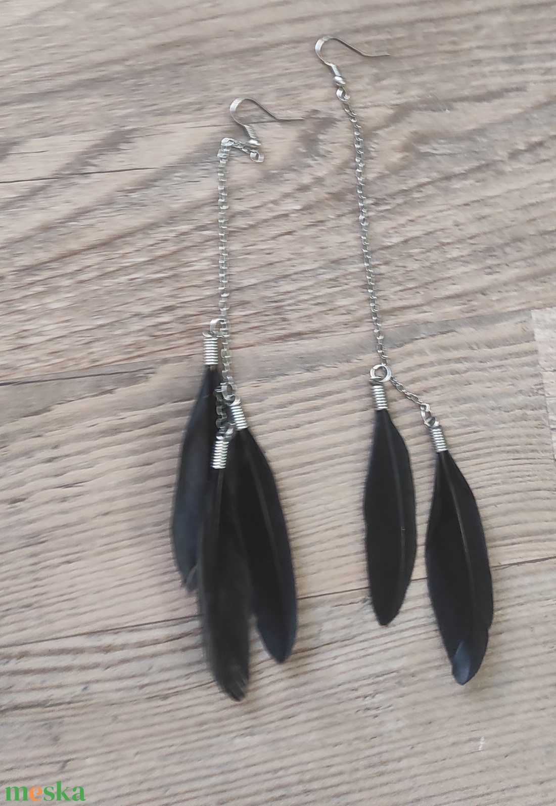 Fekete tollas fülbevaló � elegáns, hosszú láncos - ékszer - fülbevaló - lógó fülbevaló - Meska.hu