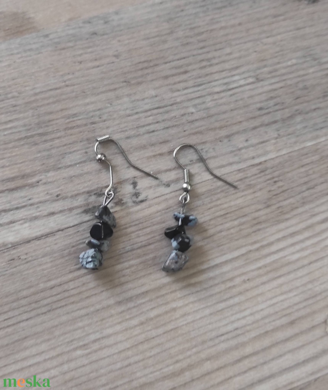 Fülbevaló - Apró ásvány köves, fekete�szürke árnyalatokban, minimál stílus - ékszer - fülbevaló - lógó fülbevaló - Meska.hu