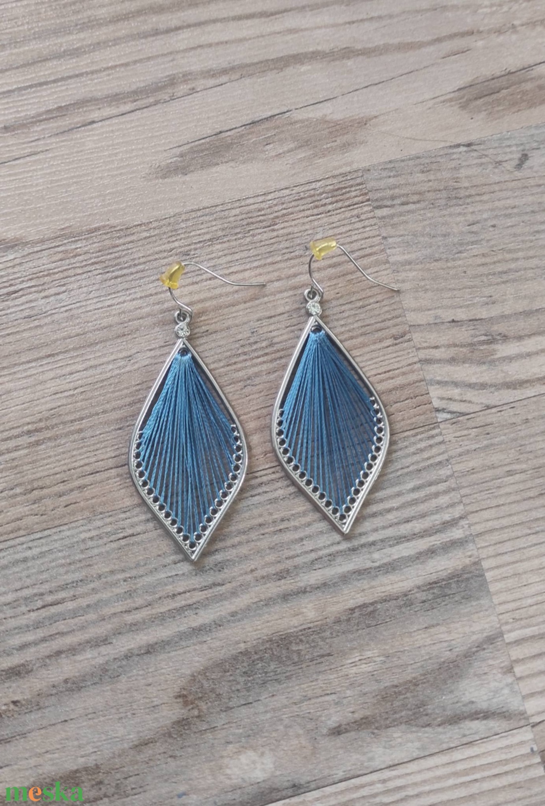 �  Fülbevaló - Kézzel szőtt cérnás, kék színben, levél forma keretben - ékszer - fülbevaló - lógó fülbevaló - Meska.hu