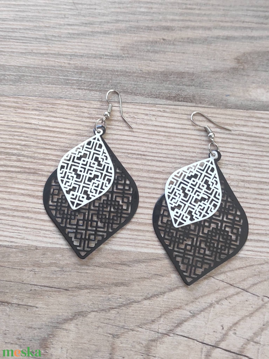 �� Fülbevaló - Geometrikus fekete�fehér lézervágott, rétegelt design - ékszer - fülbevaló - lógó fülbevaló - Meska.hu
