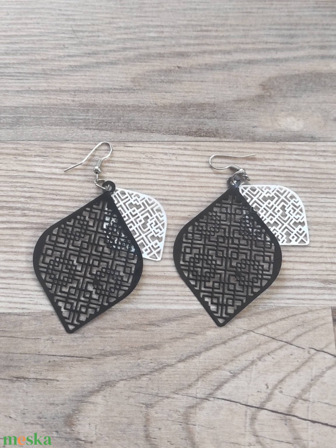 �� Fülbevaló - Geometrikus fekete�fehér lézervágott, rétegelt design - ékszer - fülbevaló - lógó fülbevaló - Meska.hu