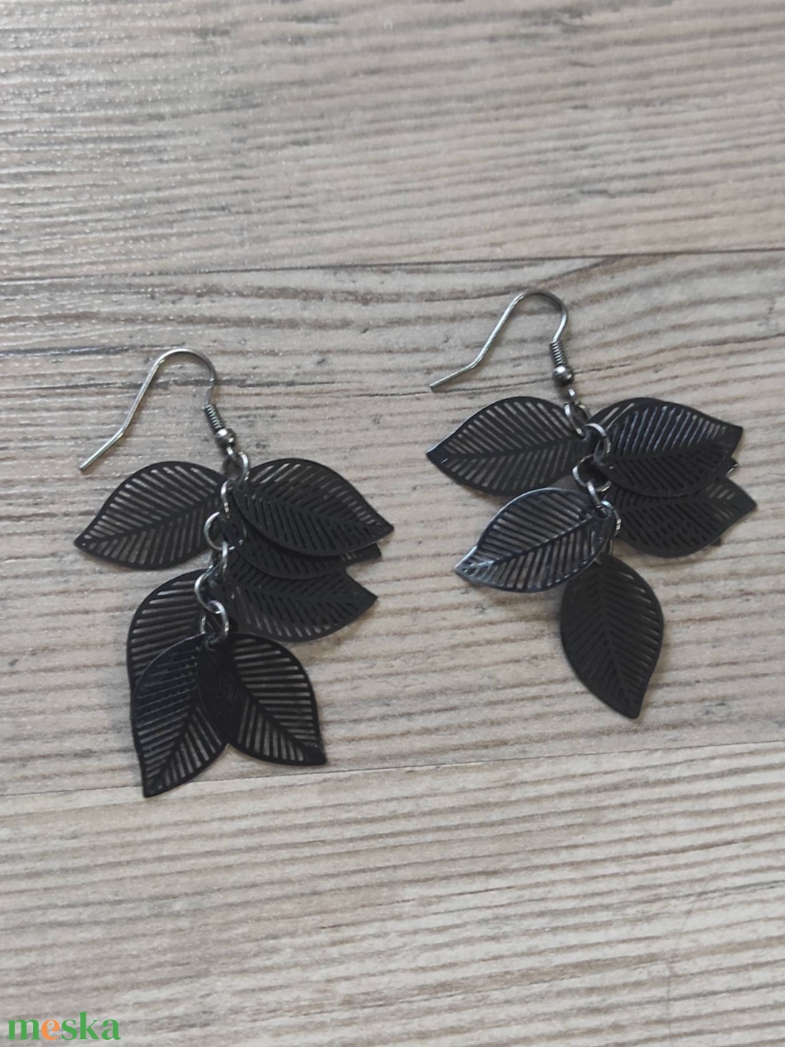 �Fülbevaló - Fekete levélfürt lógós � elegáns, minimal stílus - ékszer - fülbevaló - lógó fülbevaló - Meska.hu