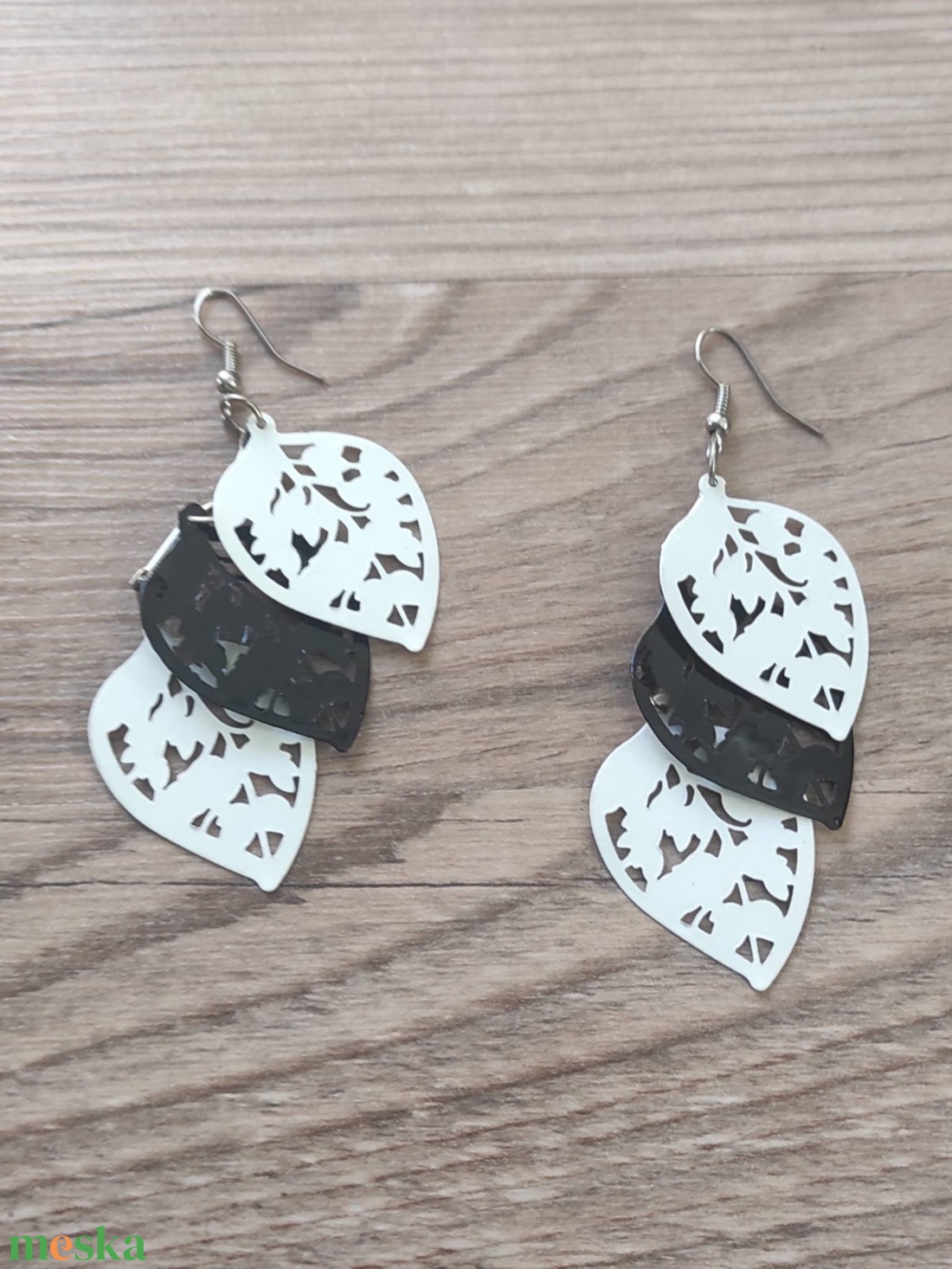 ��Fülbevaló - Fekete�fehér levél mintás, rétegelt lézervágott - ékszer - fülbevaló - lógó fülbevaló - Meska.hu