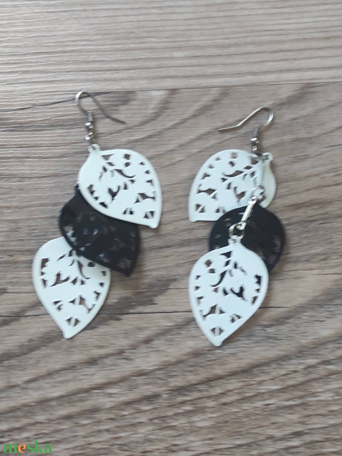 ��Fülbevaló - Fekete�fehér levél mintás, rétegelt lézervágott - ékszer - fülbevaló - lógó fülbevaló - Meska.hu