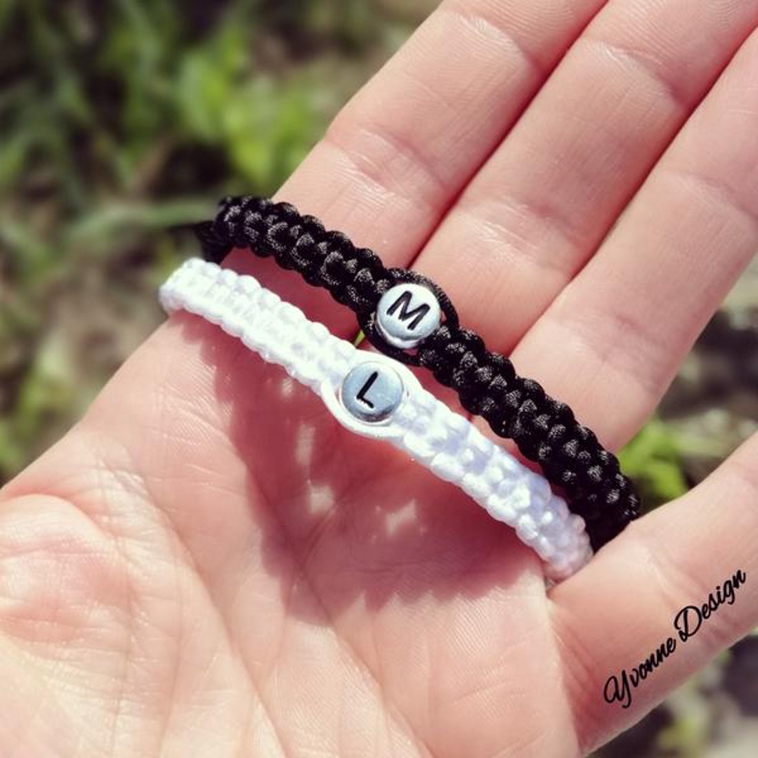 Fekete & Fehér karkötőpár ezüst betűgyöngyös - ékszer - ékszerszett - Meska.hu