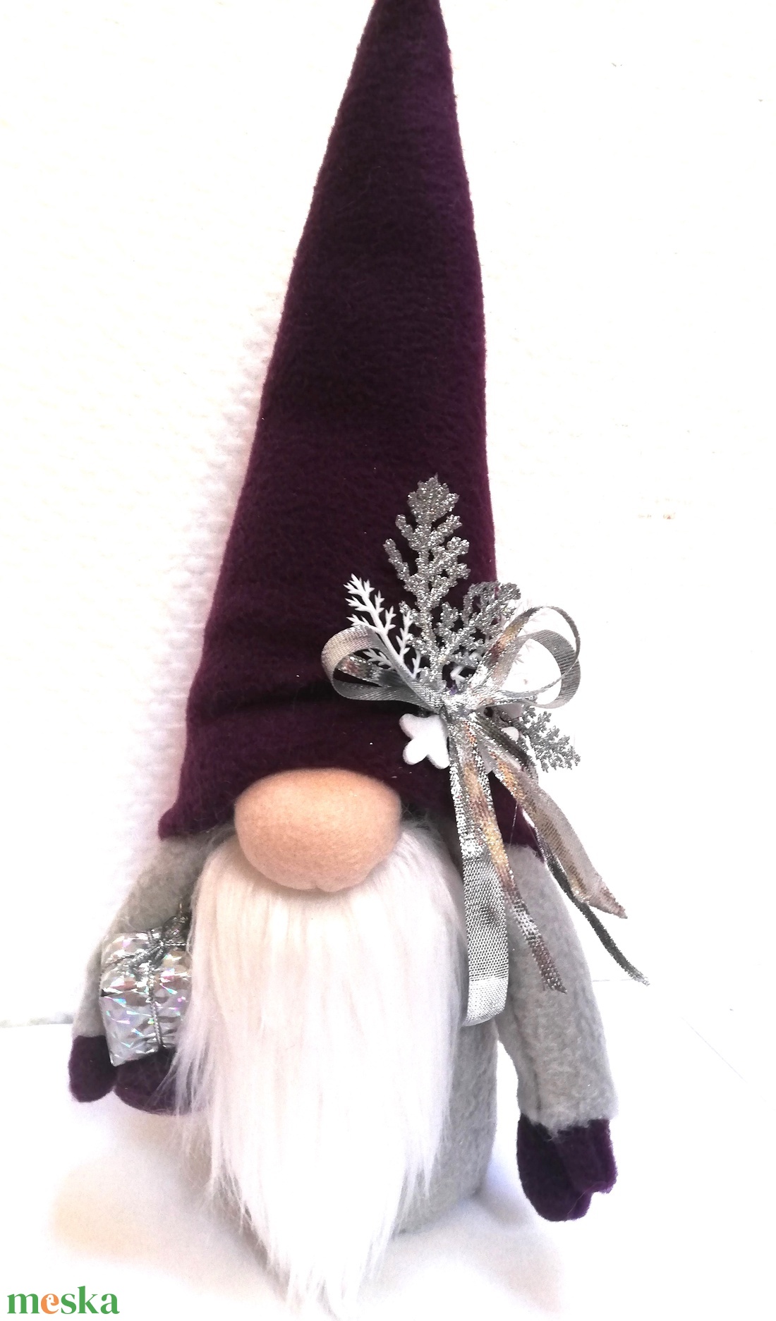 Téli manó ajándékdobozzal - karácsony - karácsonyi lakásdekoráció - karácsonyi manók, figurák - Meska.hu