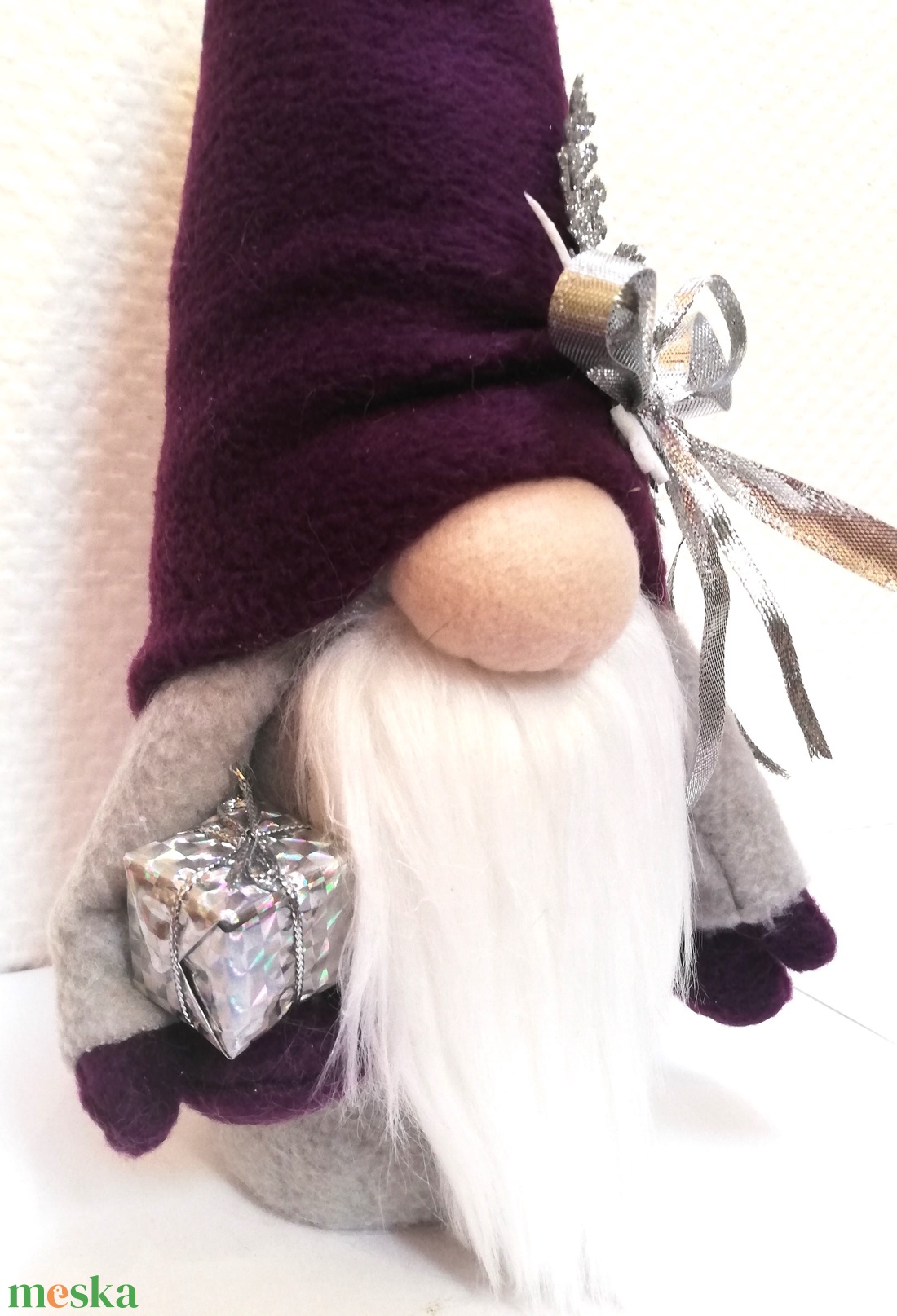 Téli manó ajándékdobozzal - karácsony - karácsonyi lakásdekoráció - karácsonyi manók, figurák - Meska.hu