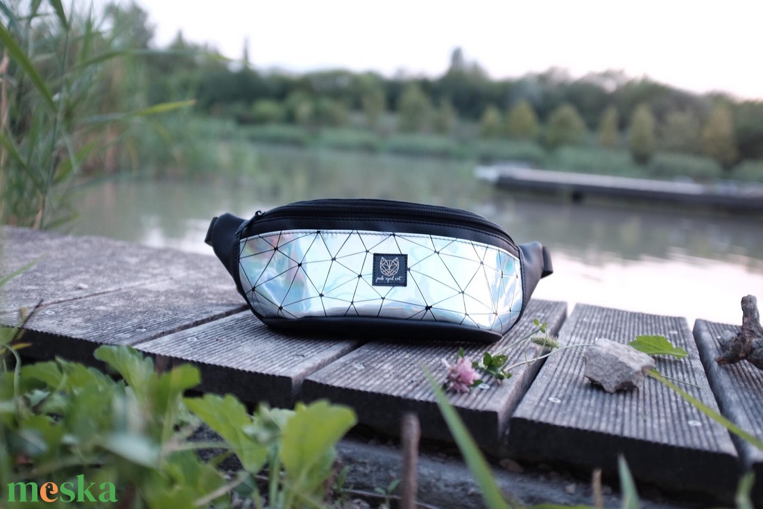 Spiderwebs ezüst-holografikus mintás övtáska - táska & tok - övtáska - Meska.hu