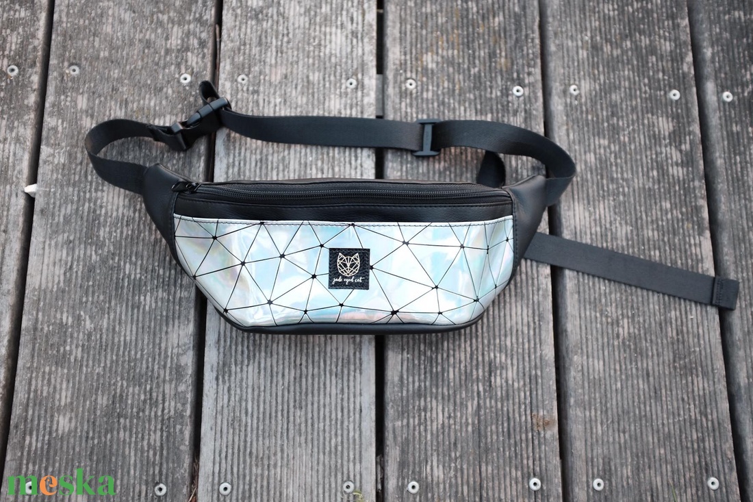 Spiderwebs ezüst-holografikus mintás övtáska - táska & tok - övtáska - Meska.hu