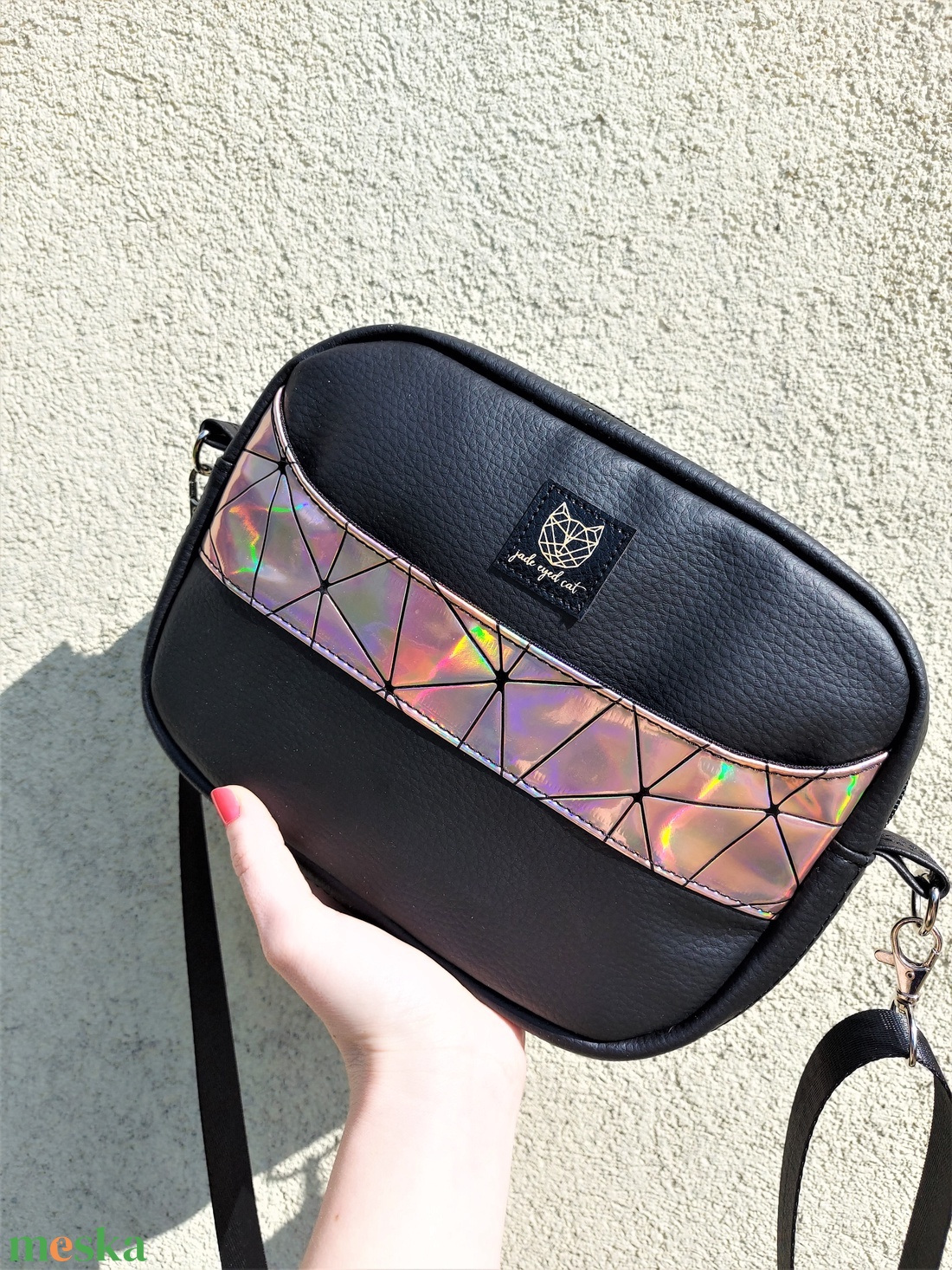 Fekete műbőr crossbody holografikus rosegold díszítéssel - táska & tok - kézitáska & válltáska - vállon átvethető táska - Meska.hu