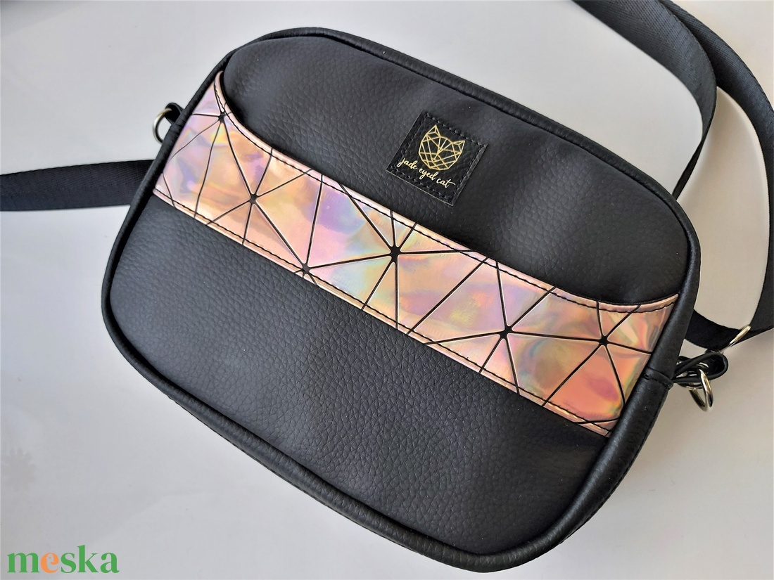 Fekete műbőr crossbody holografikus rosegold díszítéssel - táska & tok - kézitáska & válltáska - vállon átvethető táska - Meska.hu