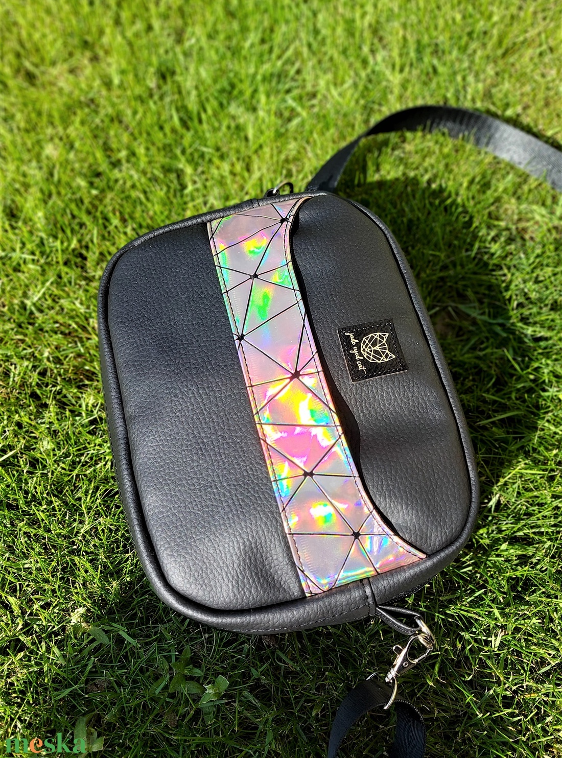 Fekete műbőr crossbody holografikus rosegold díszítéssel - táska & tok - kézitáska & válltáska - vállon átvethető táska - Meska.hu