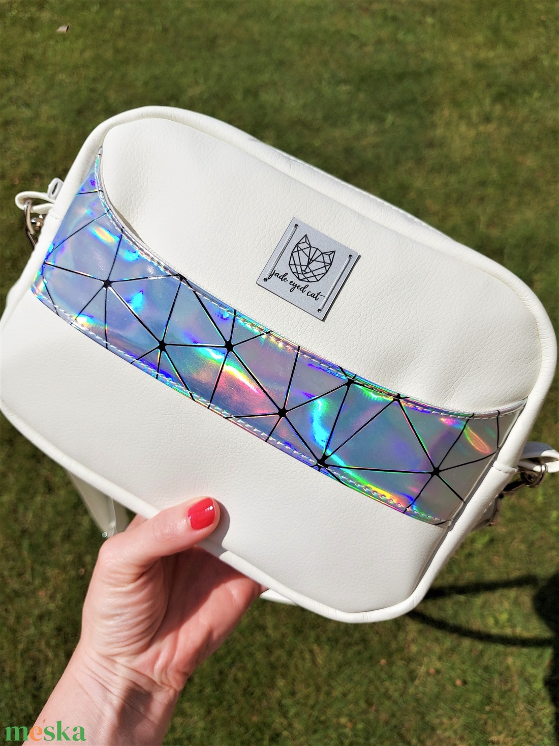 Fehér műbőr crossbody holografikus ezüst díszítéssel - táska & tok - kézitáska & válltáska - vállon átvethető táska - Meska.hu