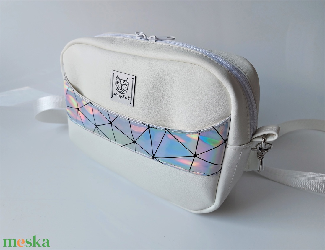 Fehér műbőr crossbody holografikus ezüst díszítéssel - táska & tok - kézitáska & válltáska - vállon átvethető táska - Meska.hu