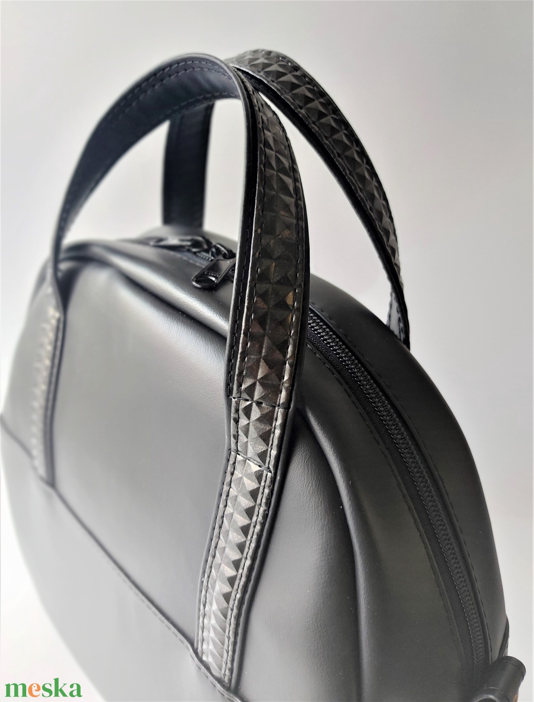 Fekete színű Bowler kézi- és válltáska, crossbody piramismintás díszítéssel - táska & tok - kézitáska & válltáska - válltáska - Meska.hu