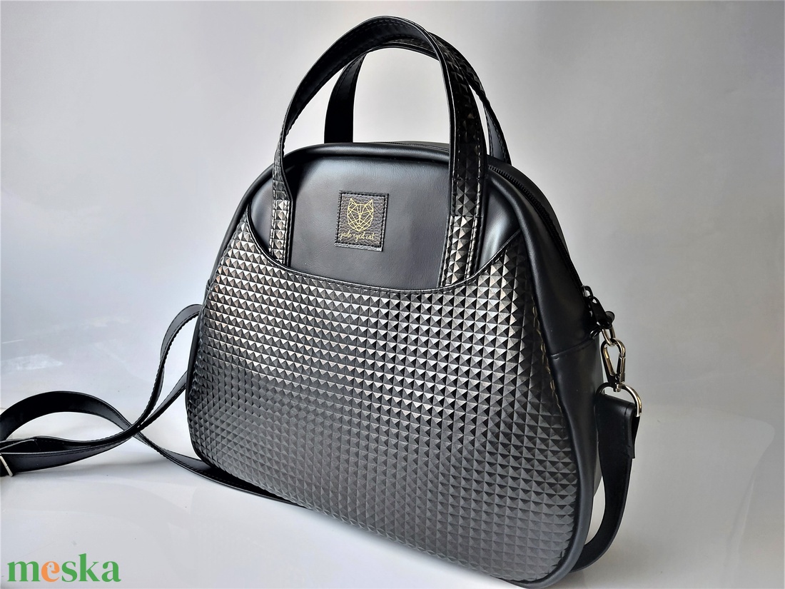 Fekete színű Bowler kézi- és válltáska, crossbody piramismintás díszítéssel - táska & tok - kézitáska & válltáska - válltáska - Meska.hu