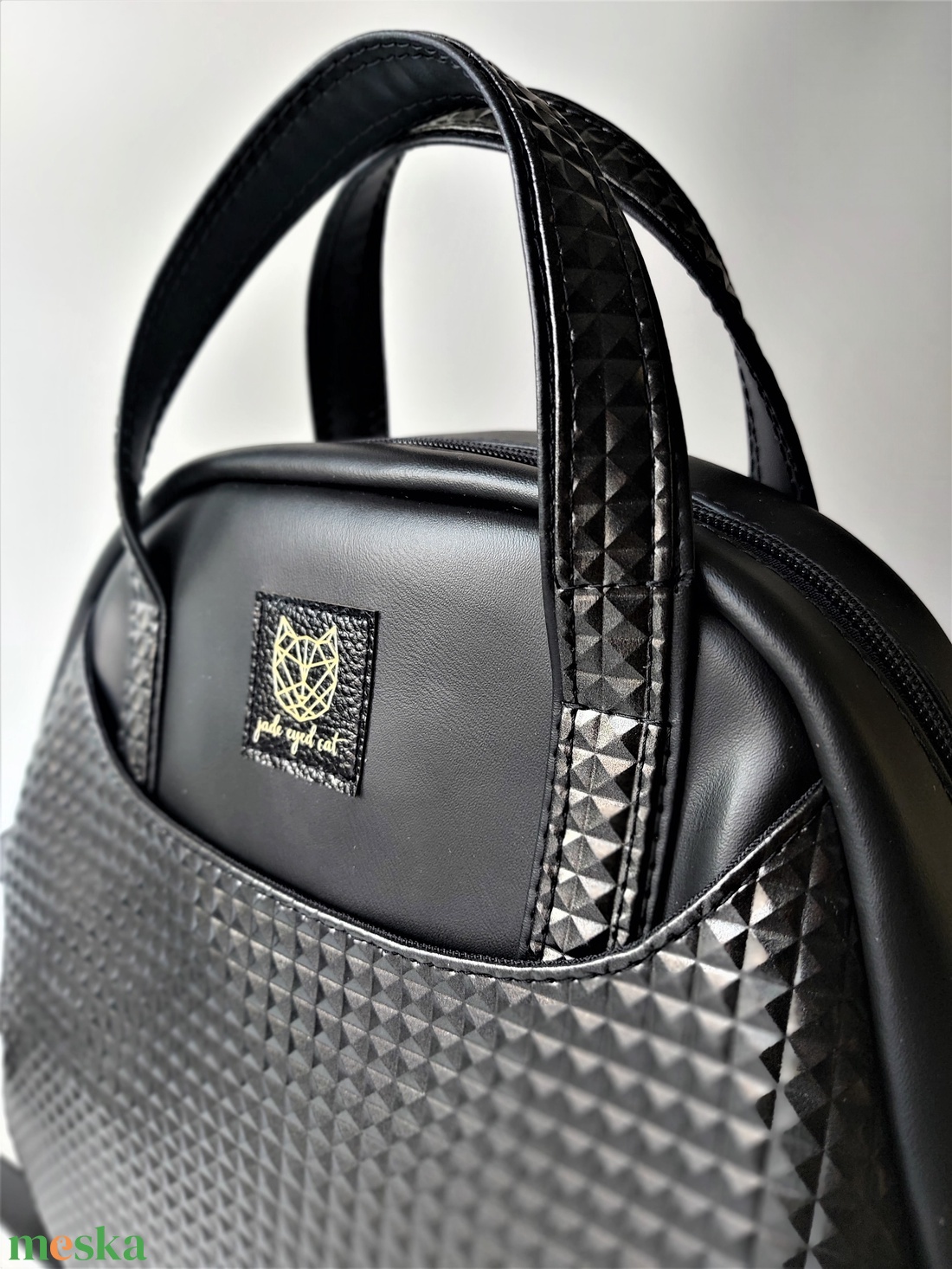 Fekete színű Bowler kézi- és válltáska, crossbody piramismintás díszítéssel - táska & tok - kézitáska & válltáska - válltáska - Meska.hu