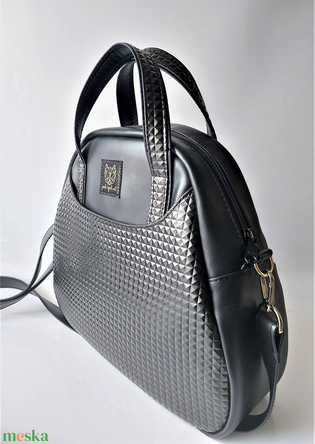 Fekete színű Bowler kézi- és válltáska, crossbody piramismintás díszítéssel - táska & tok - kézitáska & válltáska - válltáska - Meska.hu