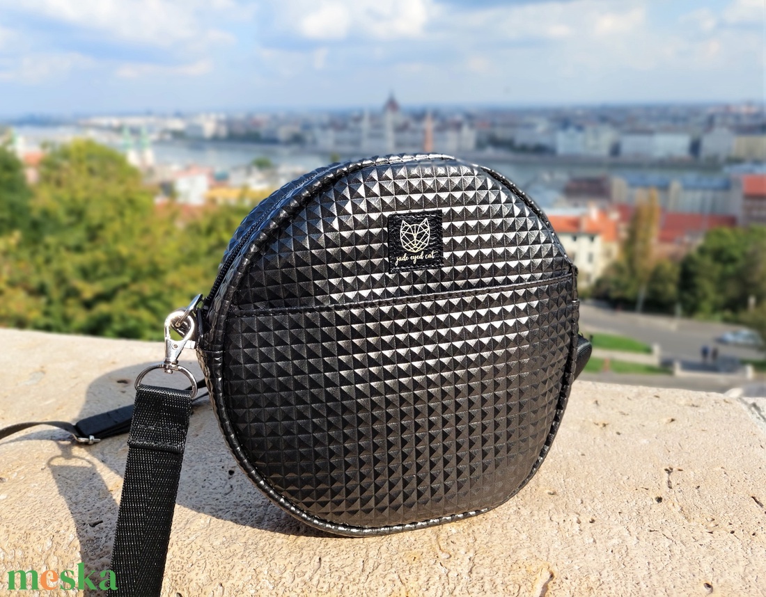 Full Moon 2in1 válltáska és hátitáska fekete színű piramismintás anyagból - táska & tok - kézitáska & válltáska - vállon átvethető táska - Meska.hu