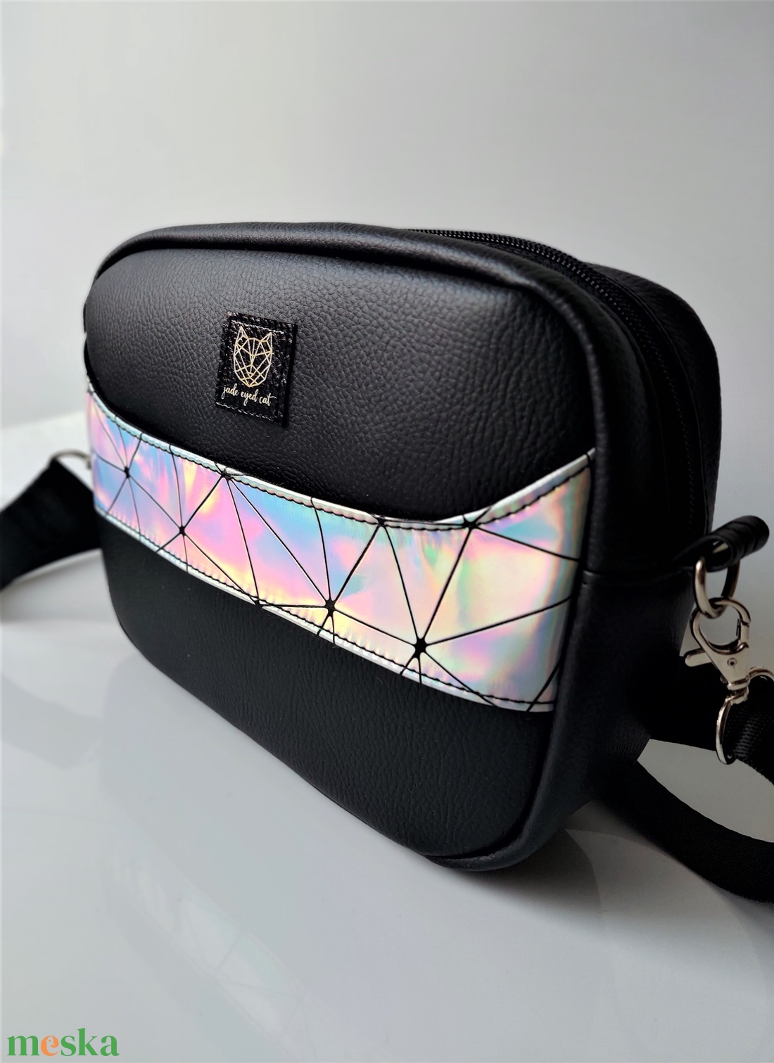 Fekete műbőr crossbody holografikus ezüst színű díszítéssel - táska & tok - kézitáska & válltáska - vállon átvethető táska - Meska.hu