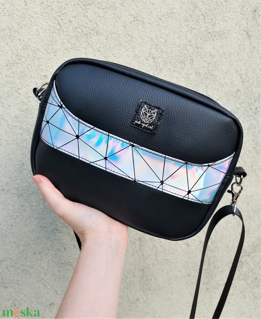 Fekete műbőr crossbody holografikus ezüst színű díszítéssel - táska & tok - kézitáska & válltáska - vállon átvethető táska - Meska.hu