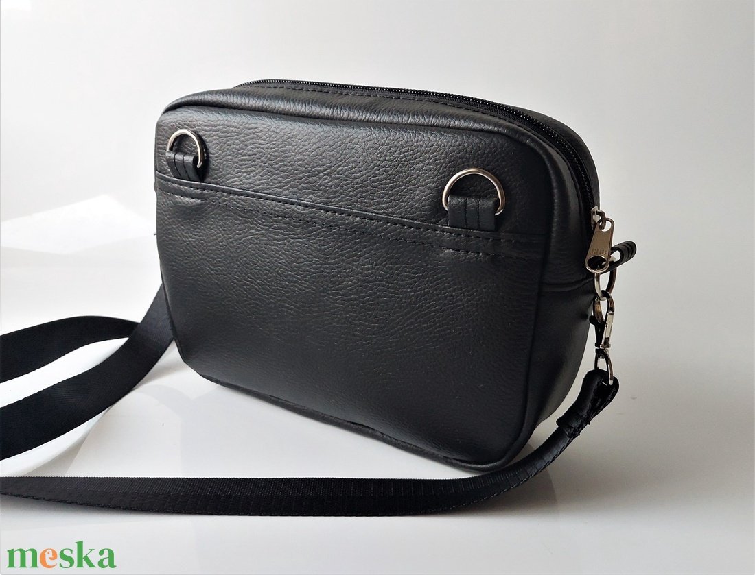 Fekete műbőr crossbody holografikus ezüst színű díszítéssel - táska & tok - kézitáska & válltáska - vállon átvethető táska - Meska.hu