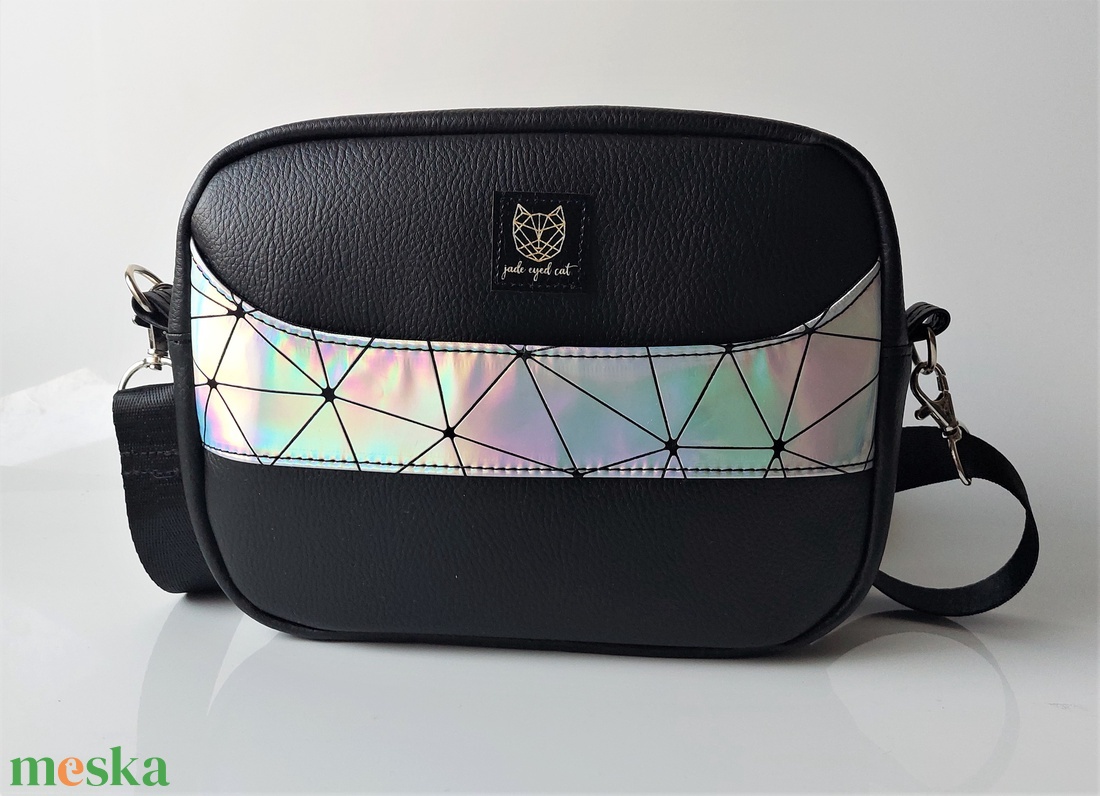 Fekete műbőr crossbody holografikus ezüst színű díszítéssel - táska & tok - kézitáska & válltáska - vállon átvethető táska - Meska.hu