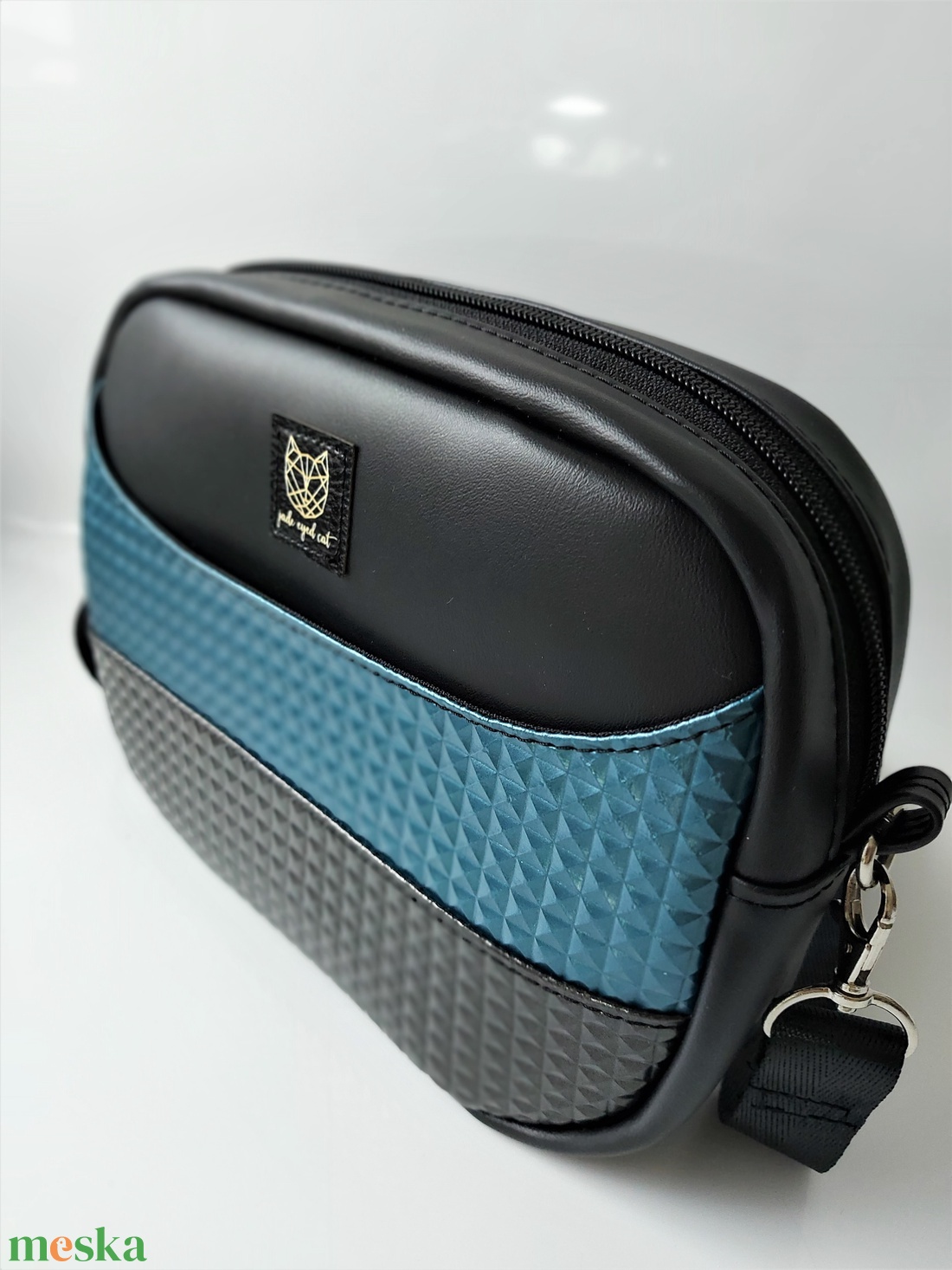 Fekete műbőr crossbody petrolkék és fekete piramismintás díszítéssel - táska & tok - kézitáska & válltáska - vállon átvethető táska - Meska.hu