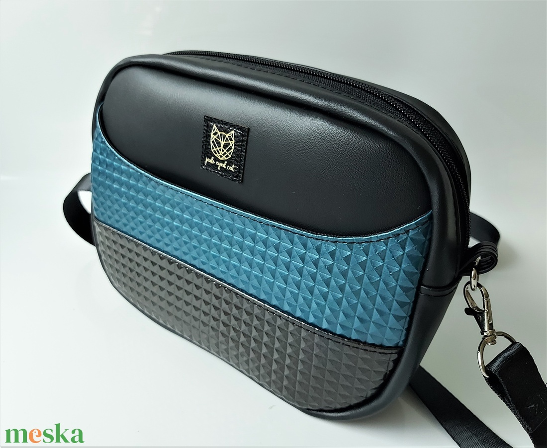 Fekete műbőr crossbody petrolkék és fekete piramismintás díszítéssel - táska & tok - kézitáska & válltáska - vállon átvethető táska - Meska.hu