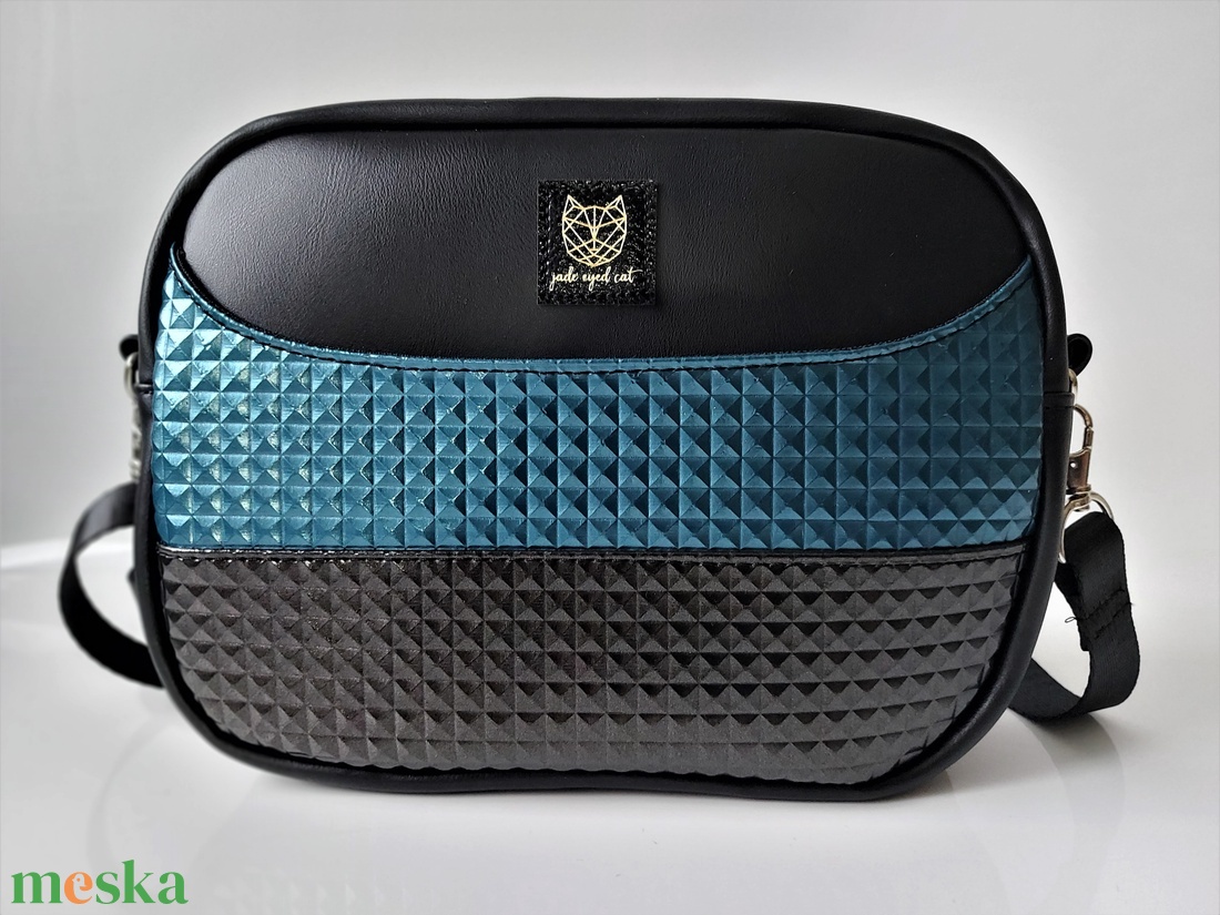 Fekete műbőr crossbody petrolkék és fekete piramismintás díszítéssel - táska & tok - kézitáska & válltáska - vállon átvethető táska - Meska.hu