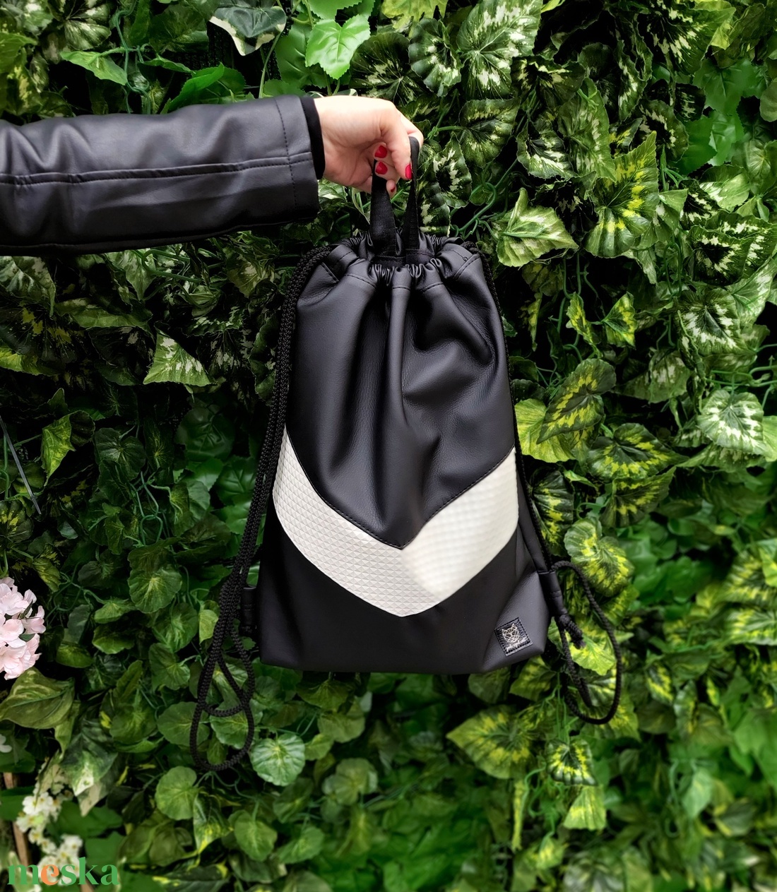 New York gym bag fekete-fehér piramismintás színben - táska & tok - hátizsák - tornazsák, gymbag - Meska.hu
