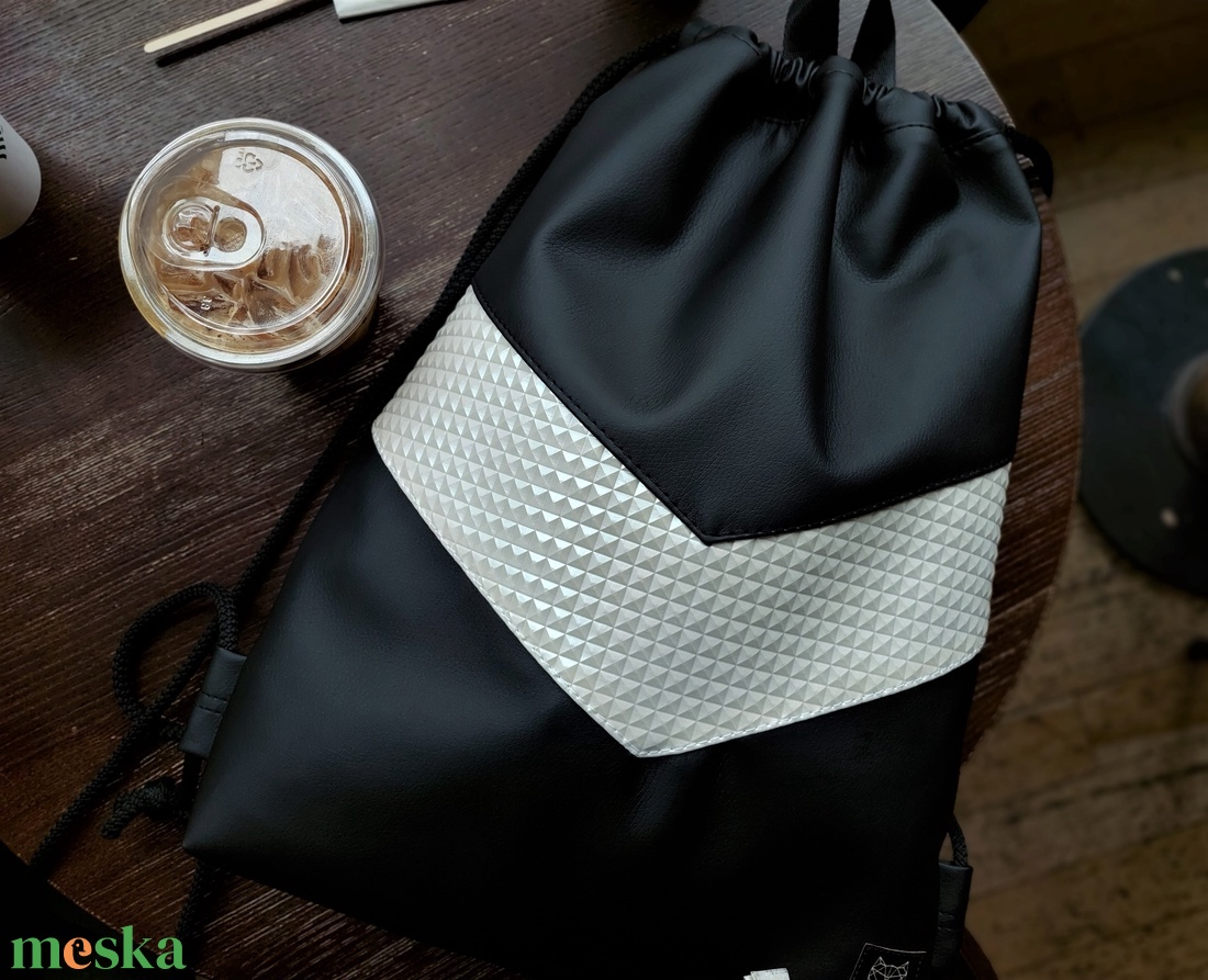 New York gym bag fekete-fehér piramismintás színben - táska & tok - hátizsák - tornazsák, gymbag - Meska.hu
