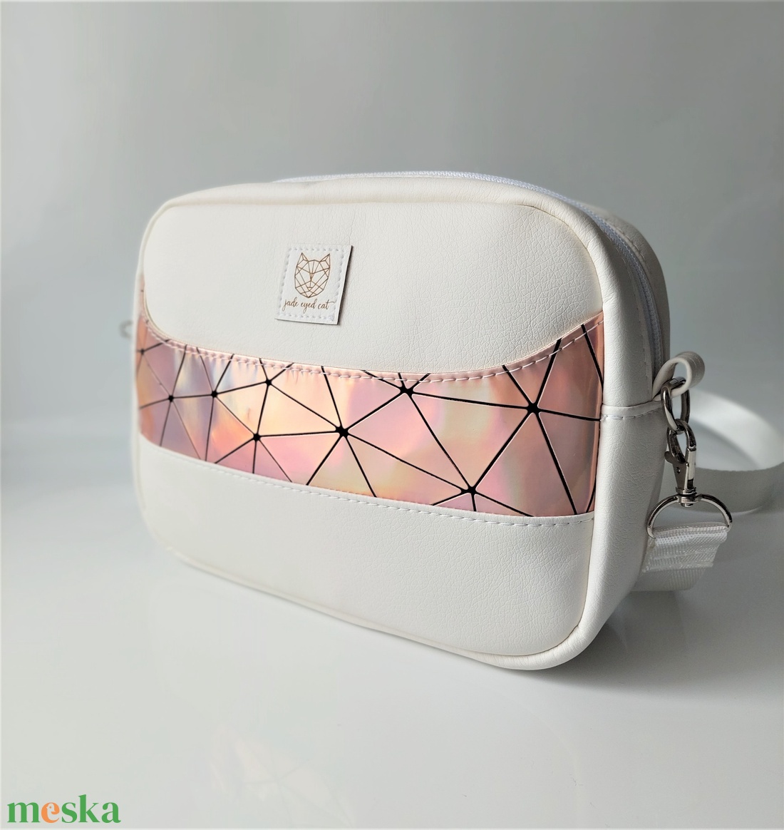 Fehér műbőr crossbody holografikus rosegold díszítéssel - táska & tok - kézitáska & válltáska - vállon átvethető táska - Meska.hu