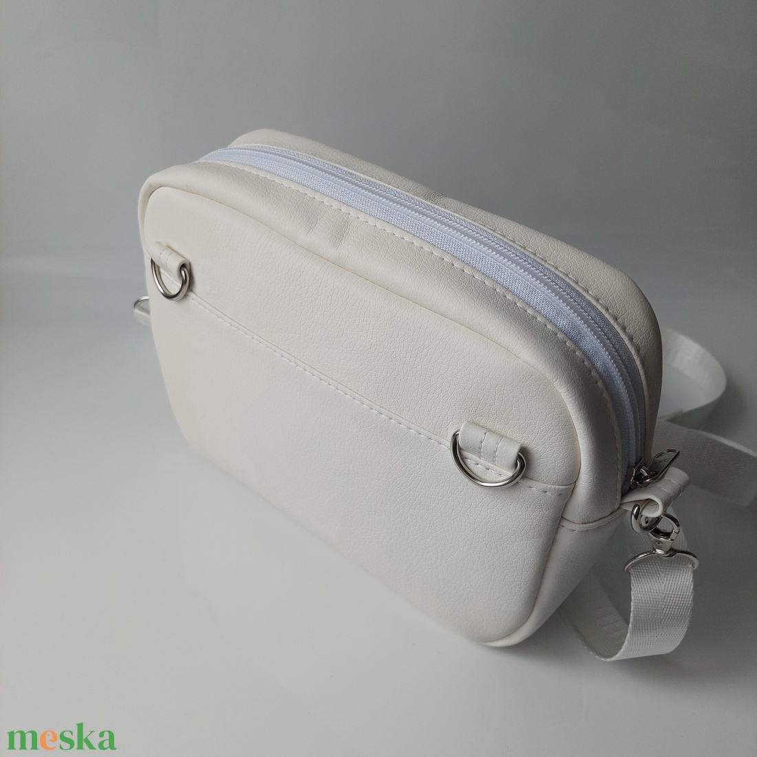 Fehér műbőr crossbody holografikus rosegold díszítéssel - táska & tok - kézitáska & válltáska - vállon átvethető táska - Meska.hu