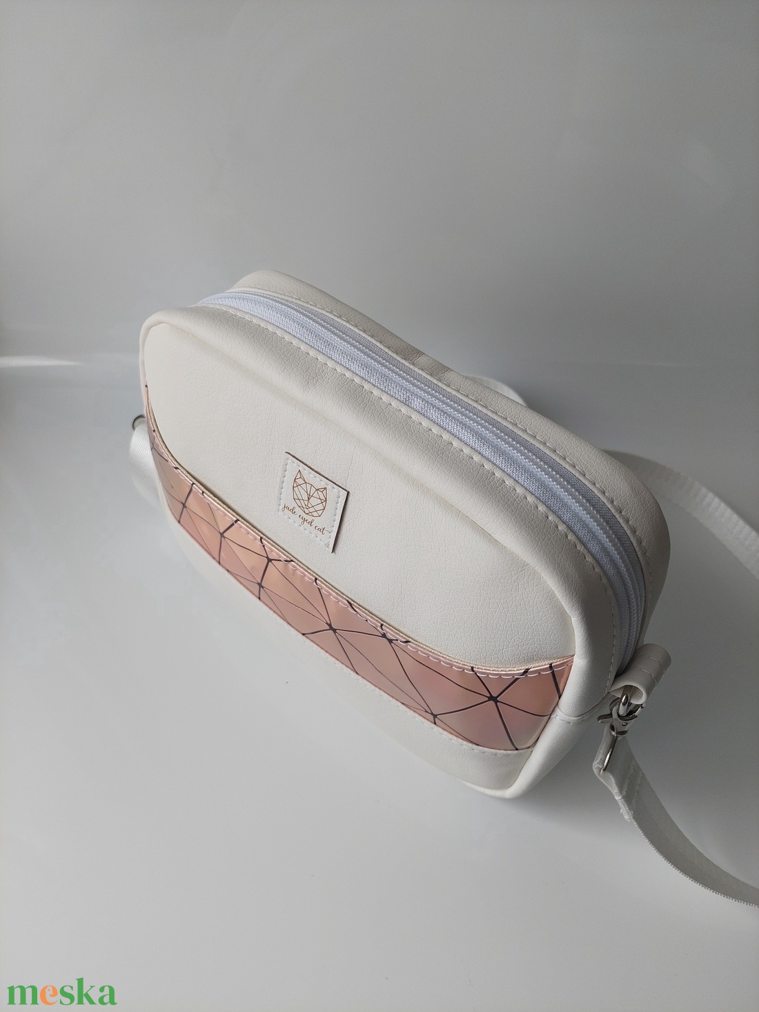 Fehér műbőr crossbody holografikus rosegold díszítéssel - táska & tok - kézitáska & válltáska - vállon átvethető táska - Meska.hu
