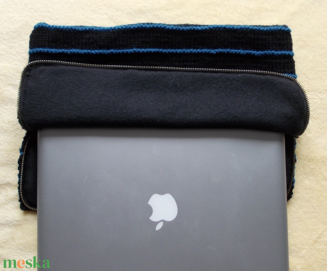 Fekete-kék kötött laptop tartó - táska & tok - ebook & tablet tok - Meska.hu