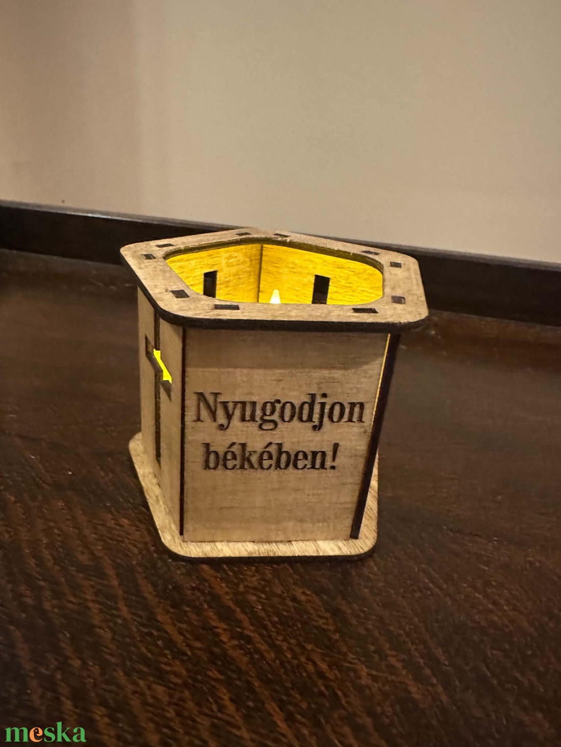 Gravírozott fa mécses tartó kereszt motívummal - otthon & életmód - vallás - temetkezési tárgy - temetői gyertyák, mécsesek - Meska.hu