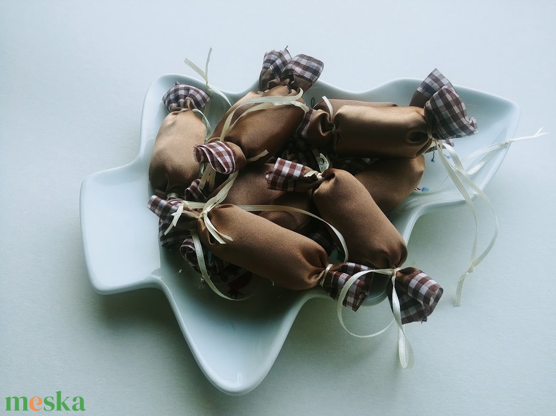 Cappuccino - kockás textil szaloncukrok (10db) - karácsony - karácsonyi lakásdekoráció - karácsonyfadíszek - Meska.hu