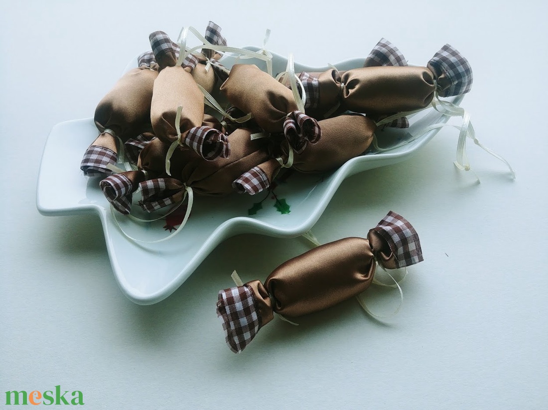 Cappuccino - kockás textil szaloncukrok (10db) - karácsony - karácsonyi lakásdekoráció - karácsonyfadíszek - Meska.hu