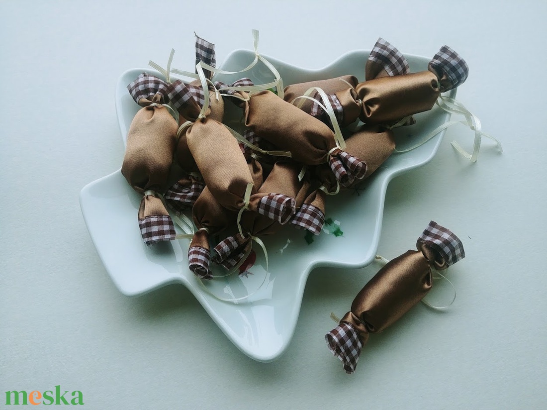 Cappuccino - kockás textil szaloncukrok (10db) - karácsony - karácsonyi lakásdekoráció - karácsonyfadíszek - Meska.hu