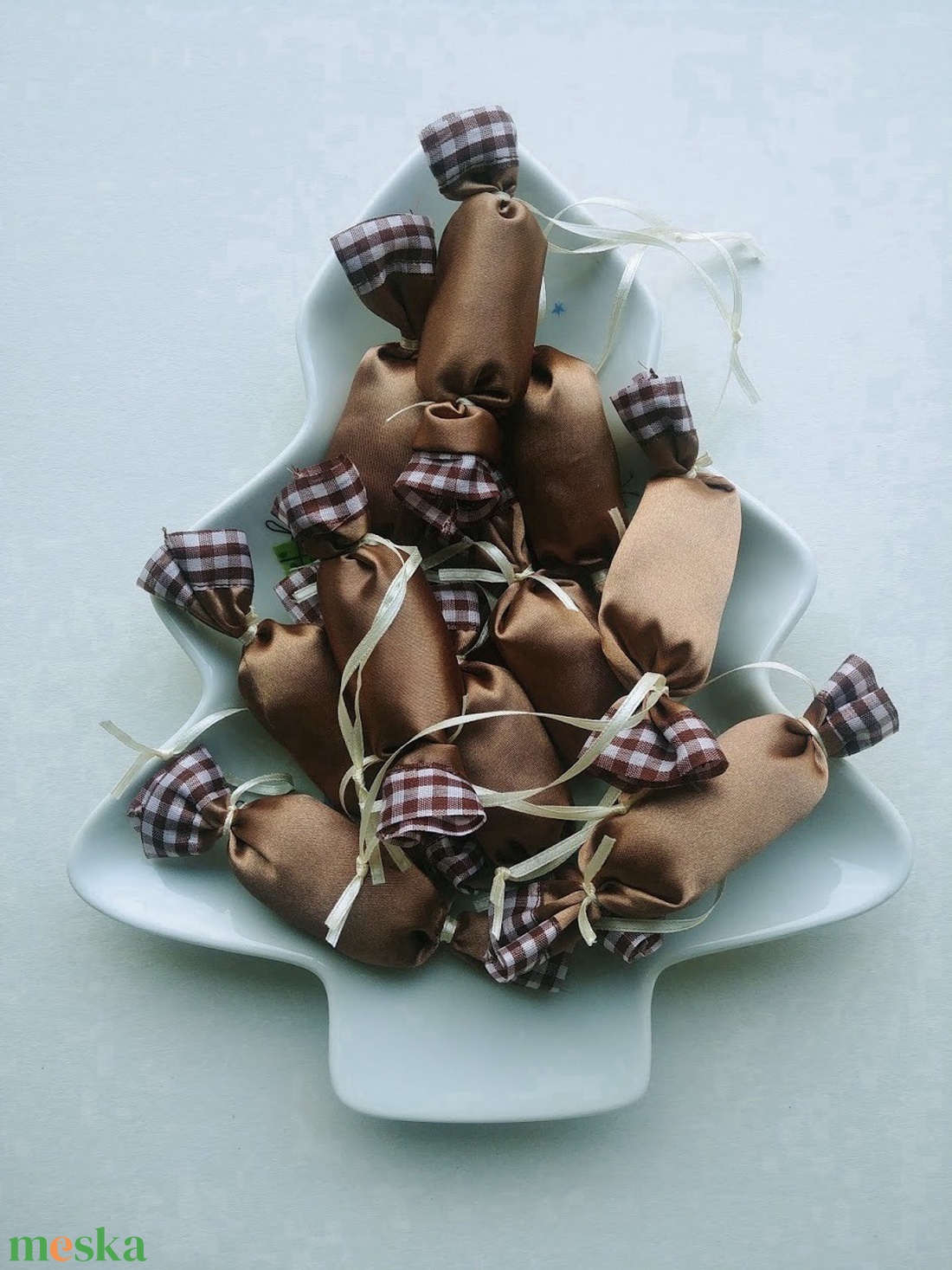 Cappuccino - kockás textil szaloncukrok (10db) - karácsony - karácsonyi lakásdekoráció - karácsonyfadíszek - Meska.hu