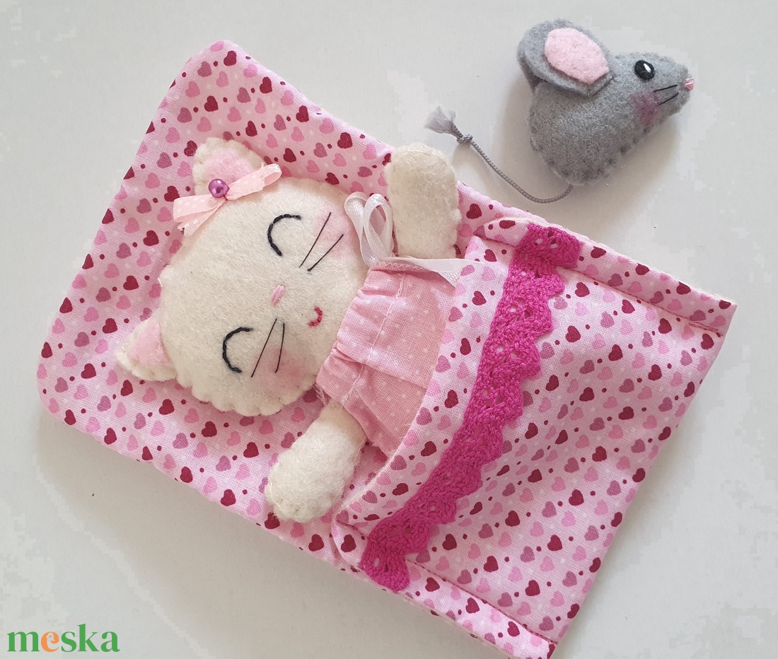 Apróságok szundizsákban- Cuki cicalány egérkével - játék & sport - plüssállat & játékfigura - cica - Meska.hu Apróságok szundizsákban- Cuki cicalány egérkével - játék & sport - plüssállat & játékfigura - cica - Meska.hu