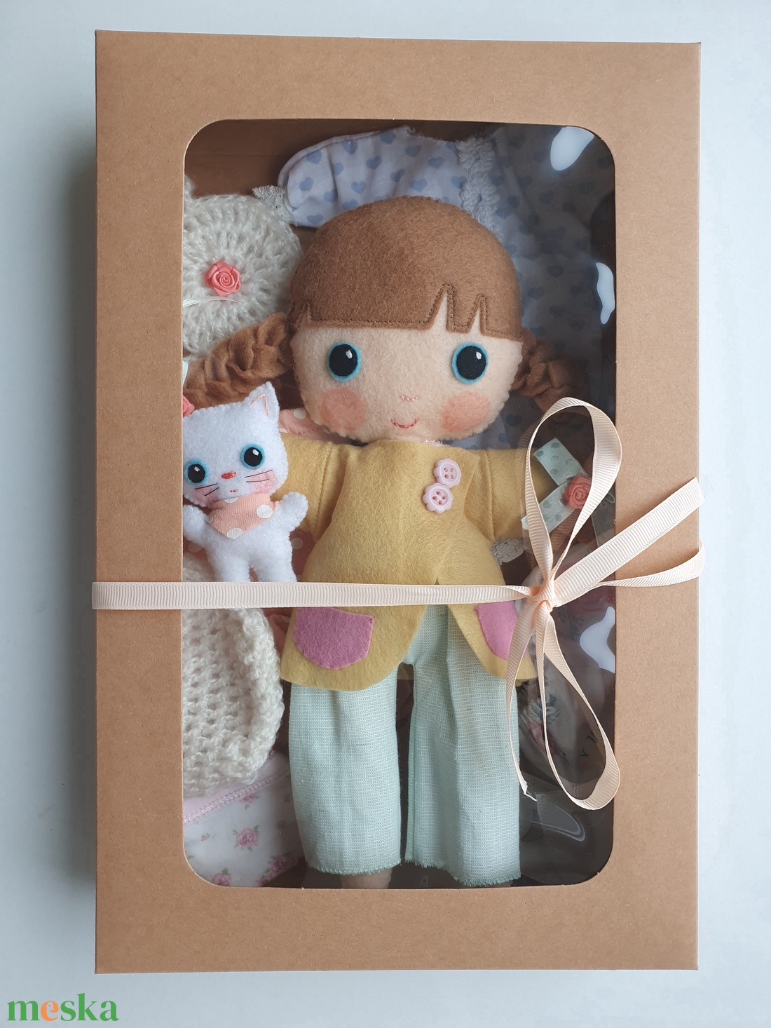 Vivi- öltöztethető textilbaba kis cicával és kiegészítőkkel díszdobozban(Azonnal vihető!) - játék & sport - baba & babaház - öltöztethető baba - Meska.hu